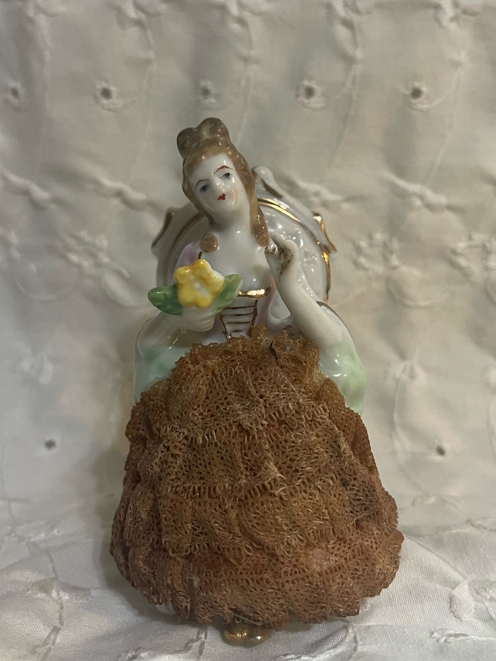 VTG hand-painted porcelain figurine of a seated lady / stiffened Dresden lace